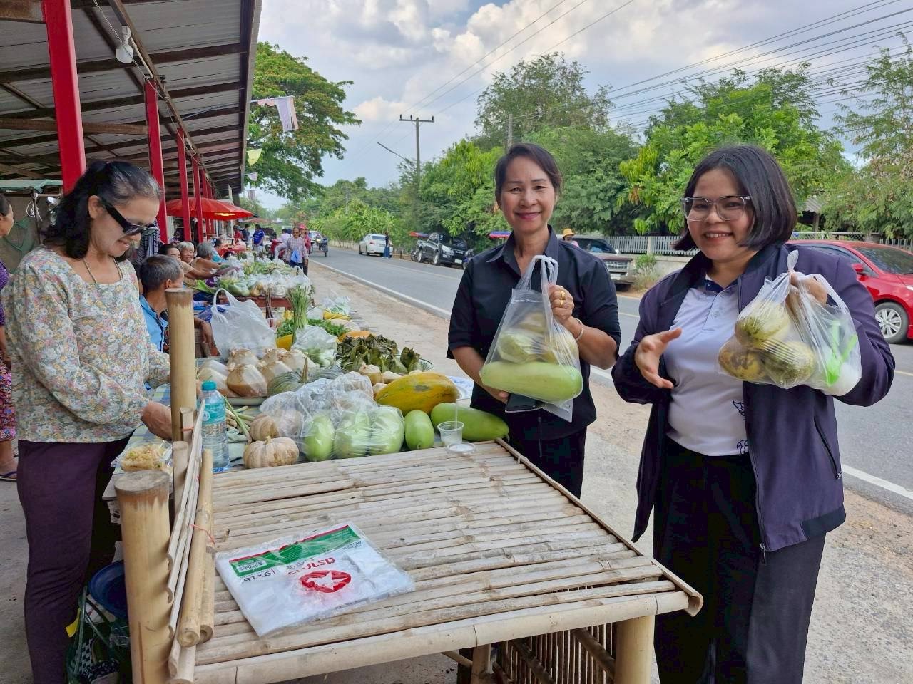พช.หนองสองห้อง: ลงพื้นที่ติดตามสนับสนุนโครงการตลาดนัดคนไทยยิ้มได้